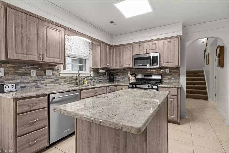Kitchen - 4764 Ardmore Ln, Virginia Beach, VA 23456 photo 4 of 6