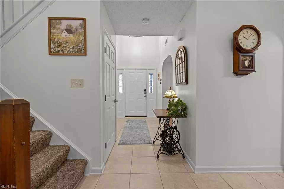 Entry Way - 4764 Ardmore Ln, Virginia Beach, VA 23456 photo 3 of 10