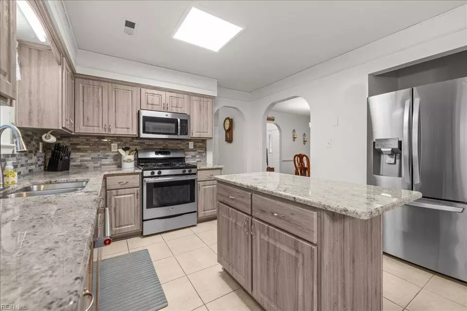 Kitchen - 4764 Ardmore Ln, Virginia Beach, VA 23456 photo 5 of 6