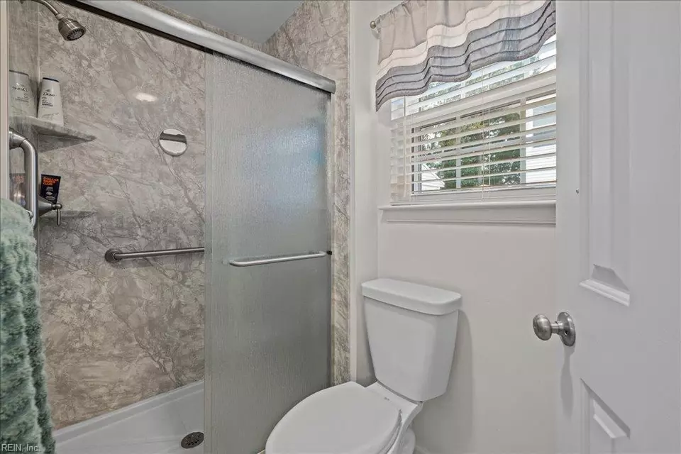 Bath - 4764 Ardmore Ln, Virginia Beach, VA 23456 photo 3 of 6