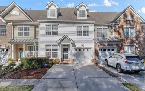 985 Lambourne Ln, Virginia Beach, VA 23462