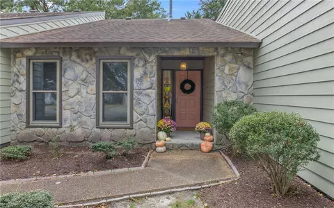 1249 Paramore Dr, Virginia Beach, VA 23454