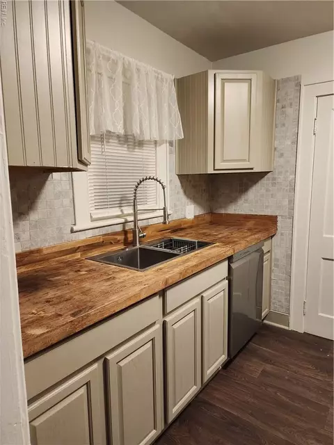 Kitchen - 231 Greenbriar Ave, Hampton, VA 23661 photo 1 of 3