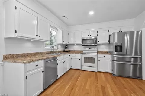 Kitchen - 2716 Brook Stone Dr, Chesapeake, VA 23321 photo 3 of 4