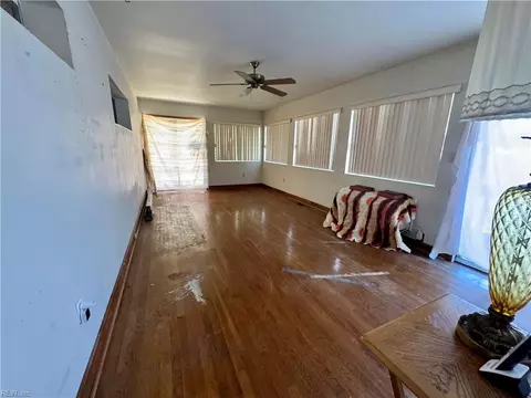 Living - 9 Julian Pl, Hampton, VA 23666 photo 3 of 4