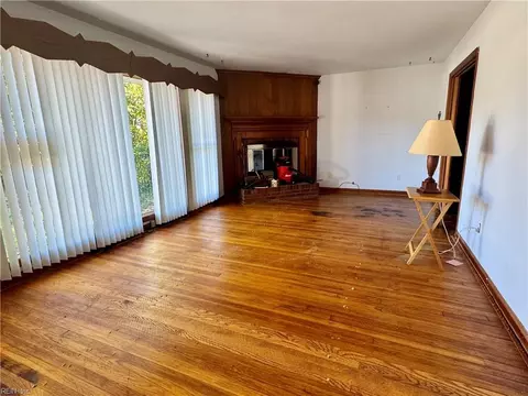 Living - 9 Julian Pl, Hampton, VA 23666 photo 2 of 4