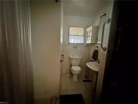 Bath - 9 Julian Pl, Hampton, VA 23666 photo 2 of 3