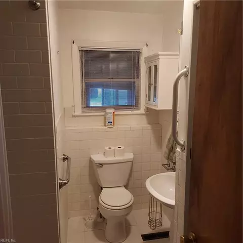 Bath - 9 Julian Pl, Hampton, VA 23666 photo 1 of 3
