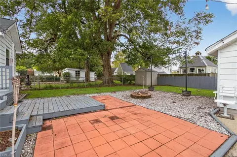Exterior - 111 Chichester Ave, Hampton, VA 23669 photo 4 of 8