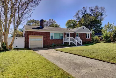 8 Brookfield Dr, Hampton, VA 23666