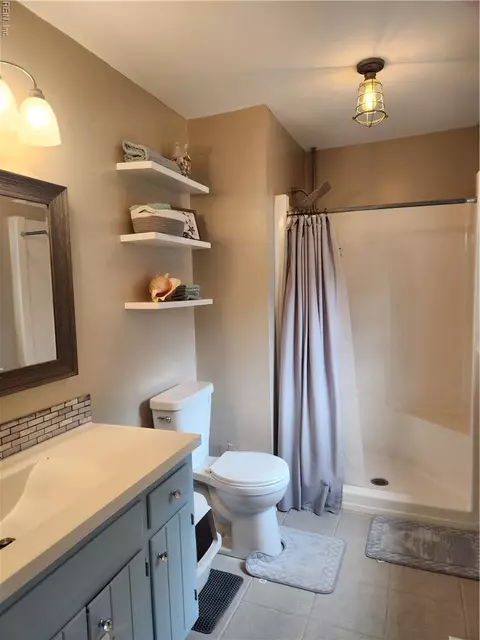 Bath - 405 Terry Ct, Hampton, VA 23666 photo 2 of 4