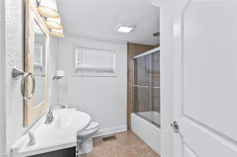 Bath - 138 Ransone St, Hampton, VA 23669 photo 1 of 5