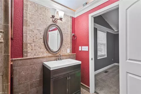 Bath - 138 Ransone St, Hampton, VA 23669 photo 4 of 5