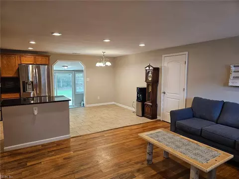 Living - 2002 Neville Cir, Hampton, VA 23663 photo 4 of 4