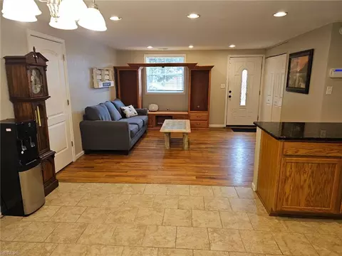Living - 2002 Neville Cir, Hampton, VA 23663 photo 3 of 4