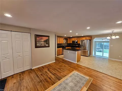 Living - 2002 Neville Cir, Hampton, VA 23663 photo 2 of 4