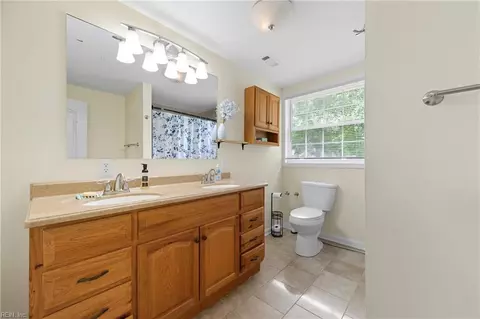 Bath - 2002 Neville Cir, Hampton, VA 23663 photo 1 of 2