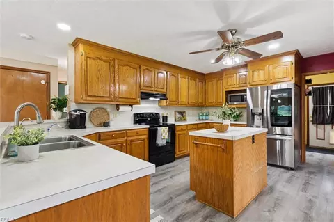 6960 Hidden Brook Dr, Gloucester, VA 23061
