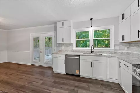 Kitchen - 46 Manilla Ln, Hampton, VA 23669 photo 4 of 5