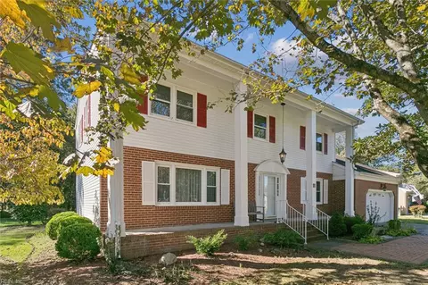 11 Carriage Hill Dr, Poquoson, VA 23662