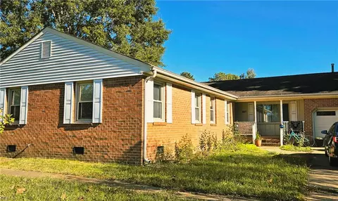 816 Moffat Ln, Virginia Beach, VA 23464