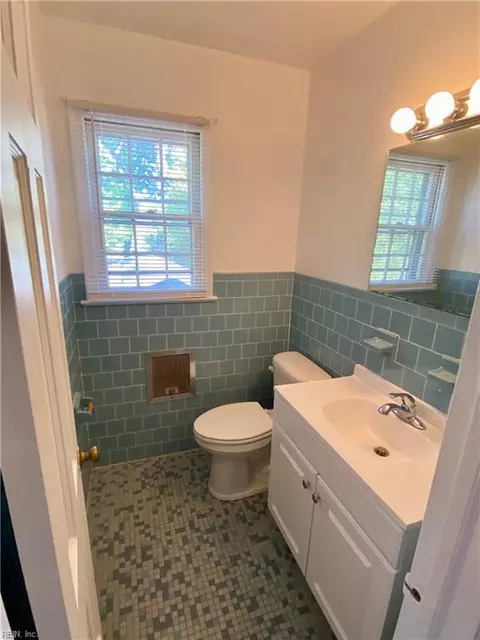 Bath - 213 Albany Dr, Hampton, VA 23666 photo 4 of 4