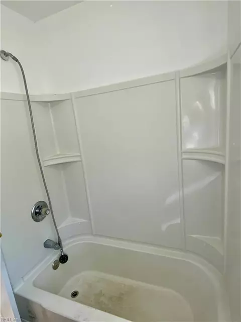 Bath - 213 Albany Dr, Hampton, VA 23666 photo 3 of 4