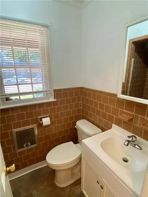 Bath - 213 Albany Dr, Hampton, VA 23666 photo 1 of 4