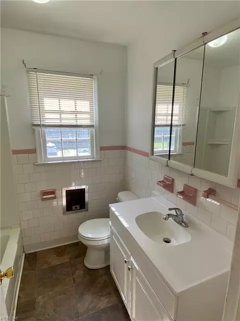 Bath - 213 Albany Dr, Hampton, VA 23666 photo 2 of 4