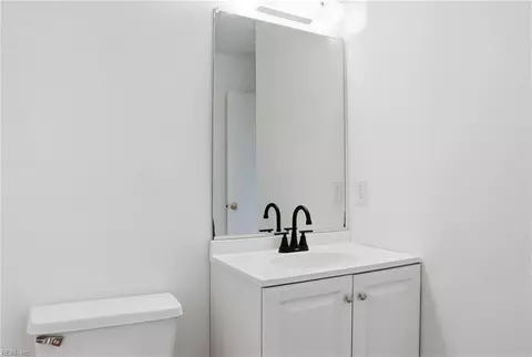Bath - 11 Overbrooke Pl, Hampton, VA 23669 photo 2 of 4