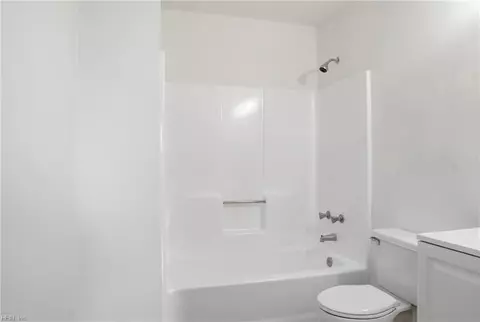 Bath - 11 Overbrooke Pl, Hampton, VA 23669 photo 3 of 4