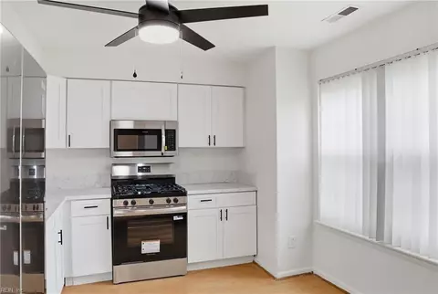 Kitchen - 11 Overbrooke Pl, Hampton, VA 23669 photo 2 of 2