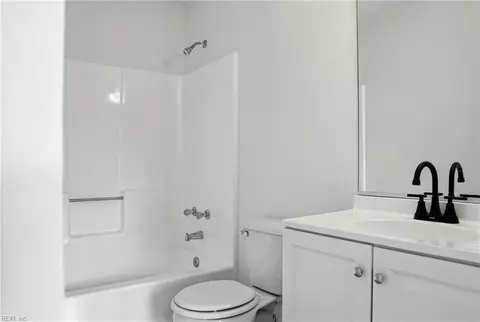 Bath - 11 Overbrooke Pl, Hampton, VA 23669 photo 4 of 4