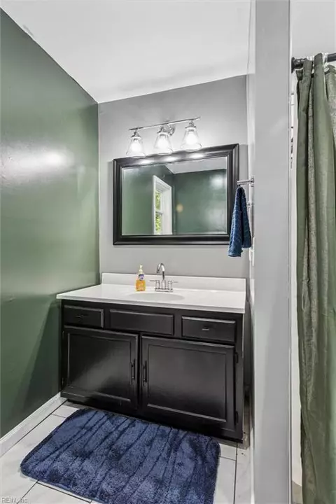 Bath - 405 Pine Grove Ave, Hampton, VA 23669 photo 2 of 5