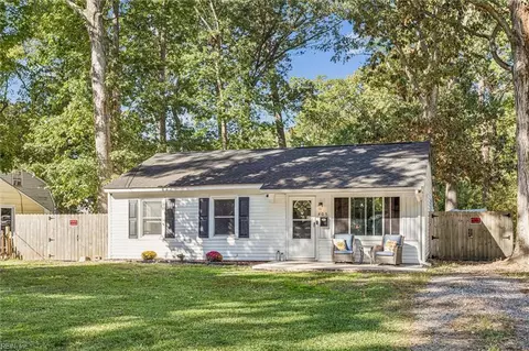 Exterior - 405 Pine Grove Ave, Hampton, VA 23669 photo 4 of 11