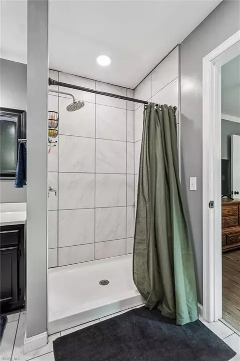 Bath - 405 Pine Grove Ave, Hampton, VA 23669 photo 3 of 5