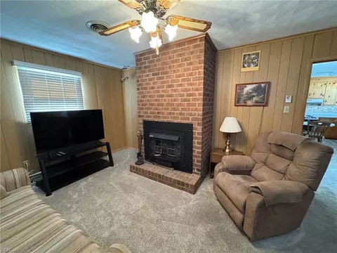 Living - 467 Gretna Ct, Hampton, VA 23669 photo 3 of 4