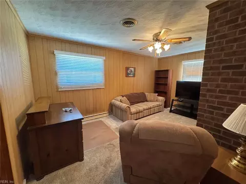 Living - 467 Gretna Ct, Hampton, VA 23669 photo 2 of 4