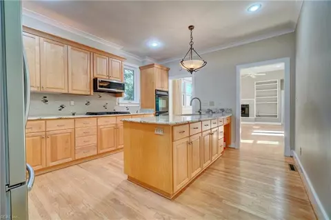817 E Botetourt Ct, Norfolk, VA 23507 photo 11