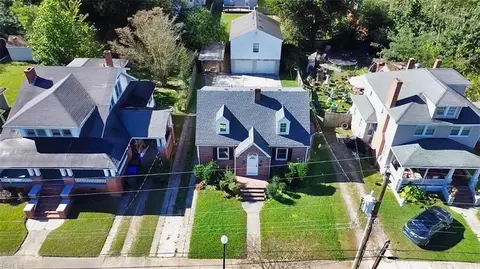 View/Area - 327 Cedar St, Suffolk, VA 23434 photo 2 of 8