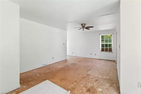 Living - 327 Cedar St, Suffolk, VA 23434 photo 5 of 5