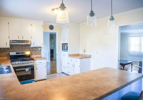 Kitchen - 13 Beatrice Dr, Hampton, VA 23666 photo 2 of 4