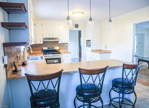 Kitchen - 13 Beatrice Dr, Hampton, VA 23666 photo 3 of 4