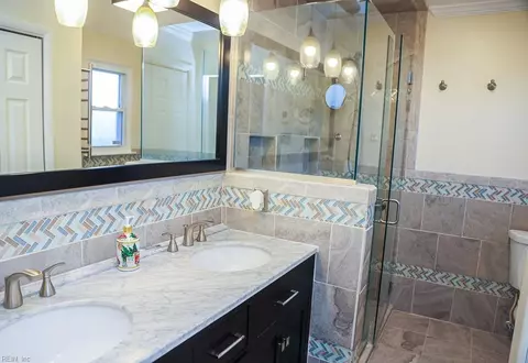 Bath - 13 Beatrice Dr, Hampton, VA 23666 photo 3 of 6