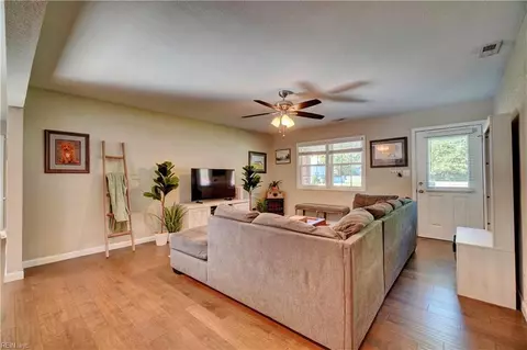 Living - 509 Plainfield Ave, Chesapeake, VA 23320 photo 1 of 2