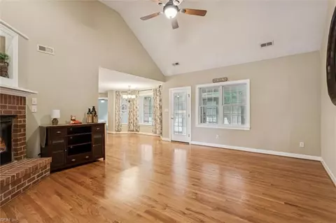 Living - 22 Willow Rd, Hampton, VA 23664 photo 2 of 6