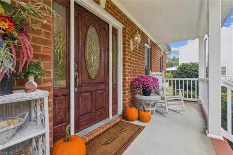 Exterior - 22 Willow Rd, Hampton, VA 23664 photo 3 of 9