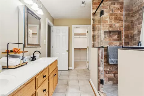 Bath - 22 Willow Rd, Hampton, VA 23664 photo 1 of 3