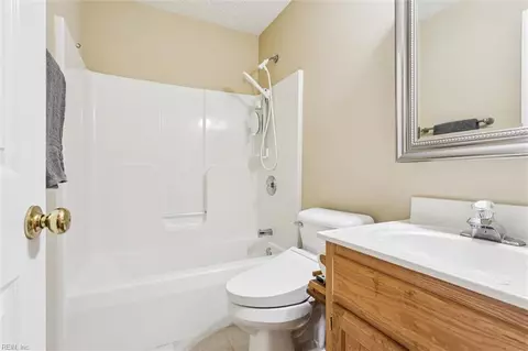 Bath - 22 Willow Rd, Hampton, VA 23664 photo 2 of 3