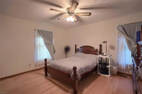 Bedroom - 5111 Duchess Ln, Gloucester, VA 23061 photo 4 of 5